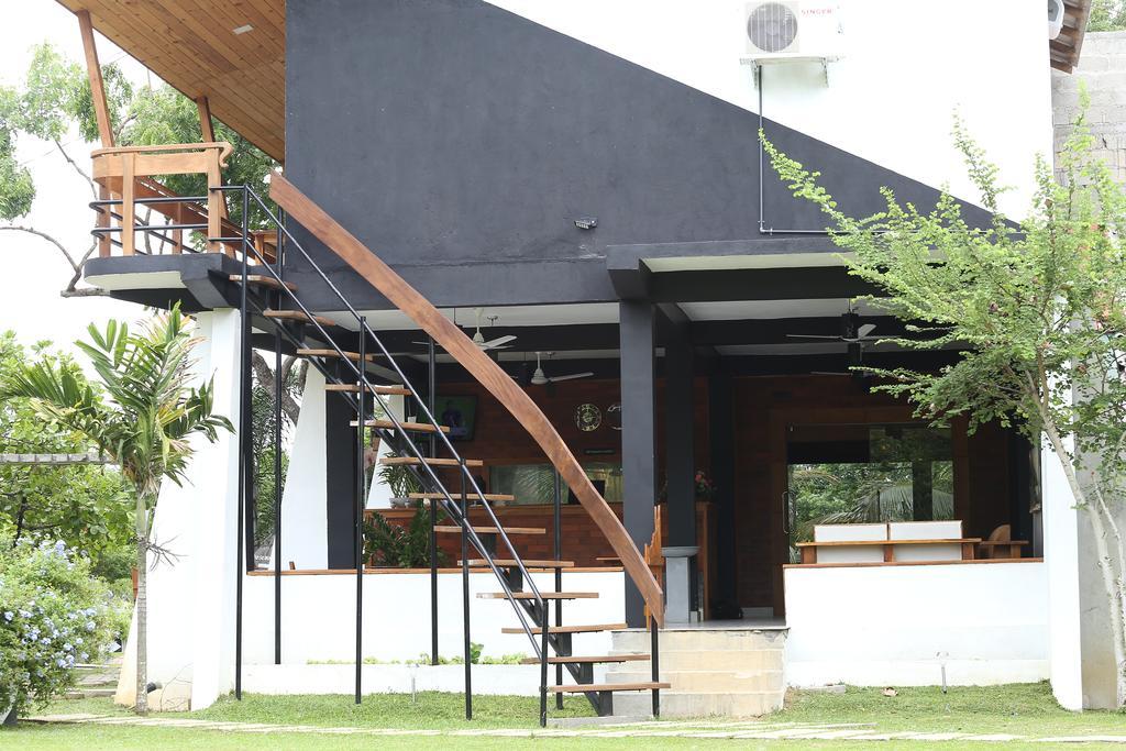 Eco Hotel Black & White - Anuradhapura Михинтейл Екстериор снимка