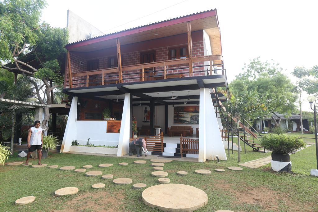 Eco Hotel Black & White - Anuradhapura Михинтейл Екстериор снимка