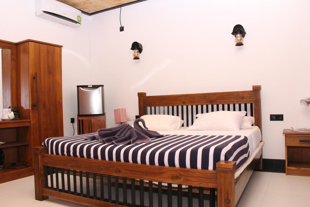 Eco Hotel Black & White - Anuradhapura Михинтейл Екстериор снимка