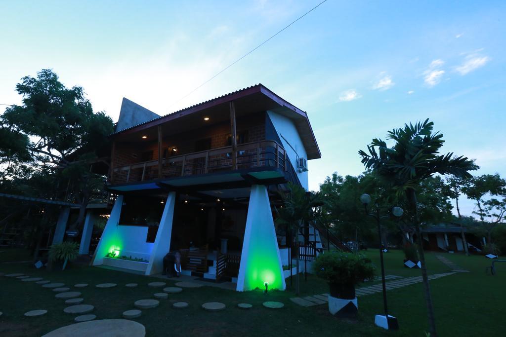 Eco Hotel Black & White - Anuradhapura Михинтейл Екстериор снимка