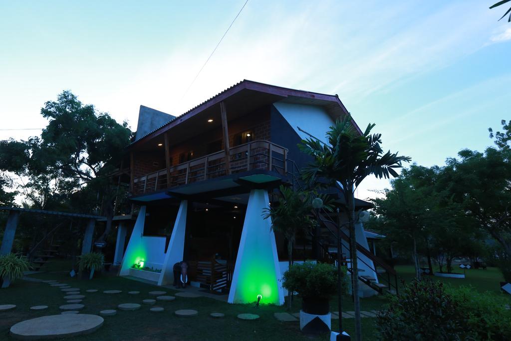 Eco Hotel Black & White - Anuradhapura Михинтейл Екстериор снимка