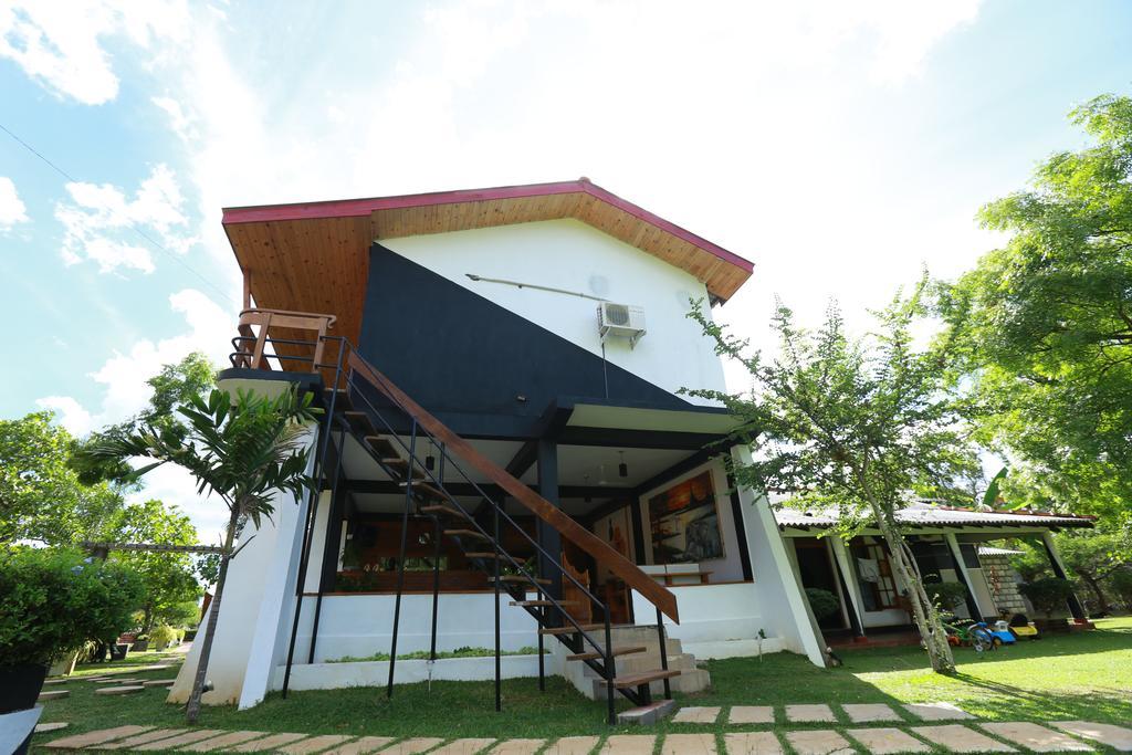 Eco Hotel Black & White - Anuradhapura Михинтейл Екстериор снимка