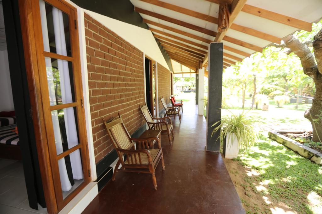 Eco Hotel Black & White - Anuradhapura Михинтейл Екстериор снимка