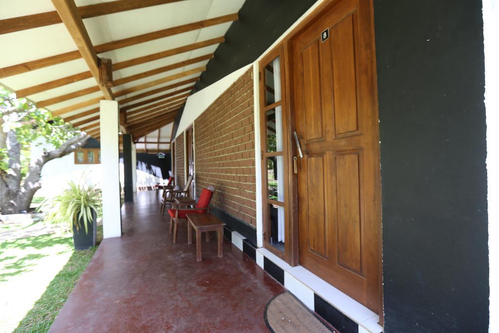 Eco Hotel Black & White - Anuradhapura Михинтейл Екстериор снимка