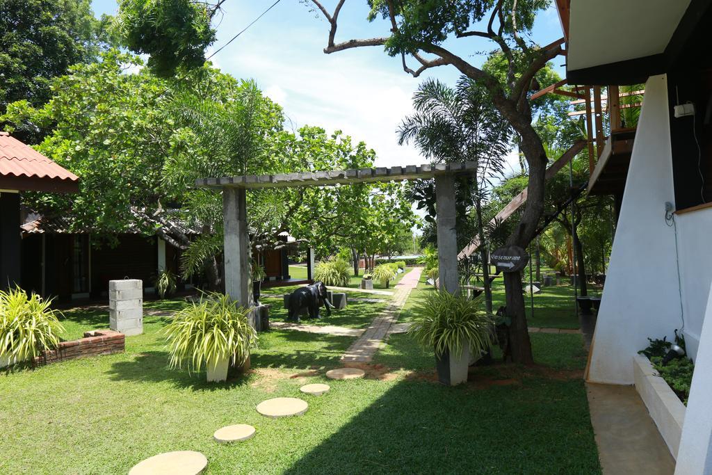 Eco Hotel Black & White - Anuradhapura Михинтейл Екстериор снимка