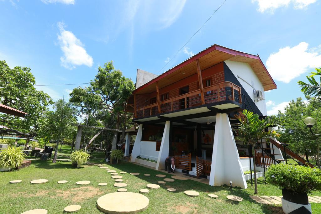 Eco Hotel Black & White - Anuradhapura Михинтейл Екстериор снимка