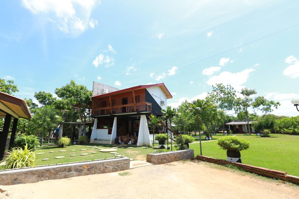 Eco Hotel Black & White - Anuradhapura Михинтейл Екстериор снимка