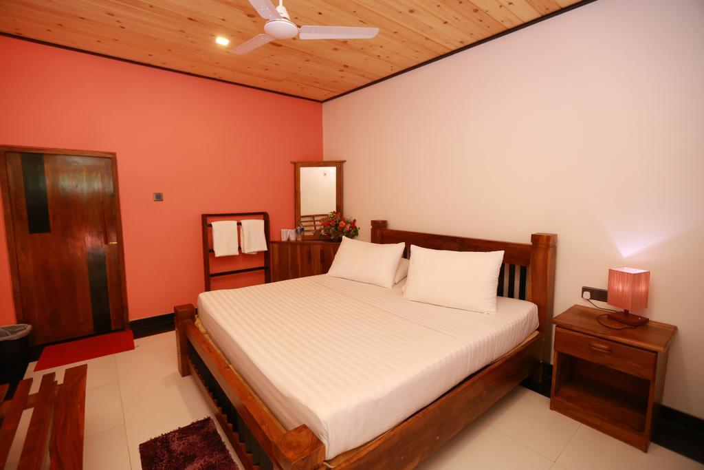 Eco Hotel Black & White - Anuradhapura Михинтейл Екстериор снимка
