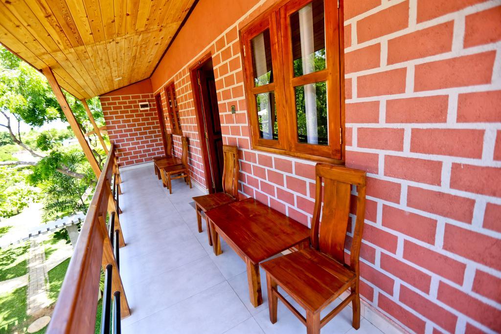 Eco Hotel Black & White - Anuradhapura Михинтейл Екстериор снимка