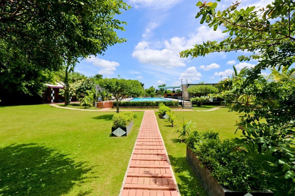 Eco Hotel Black & White - Anuradhapura Михинтейл Екстериор снимка