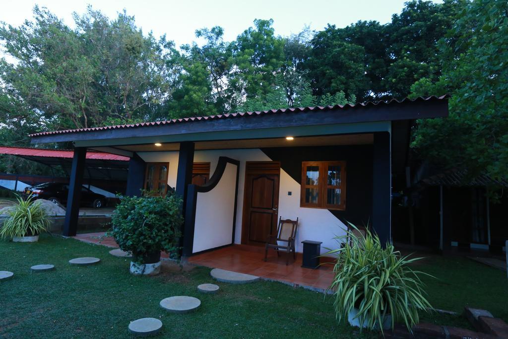 Eco Hotel Black & White - Anuradhapura Михинтейл Екстериор снимка