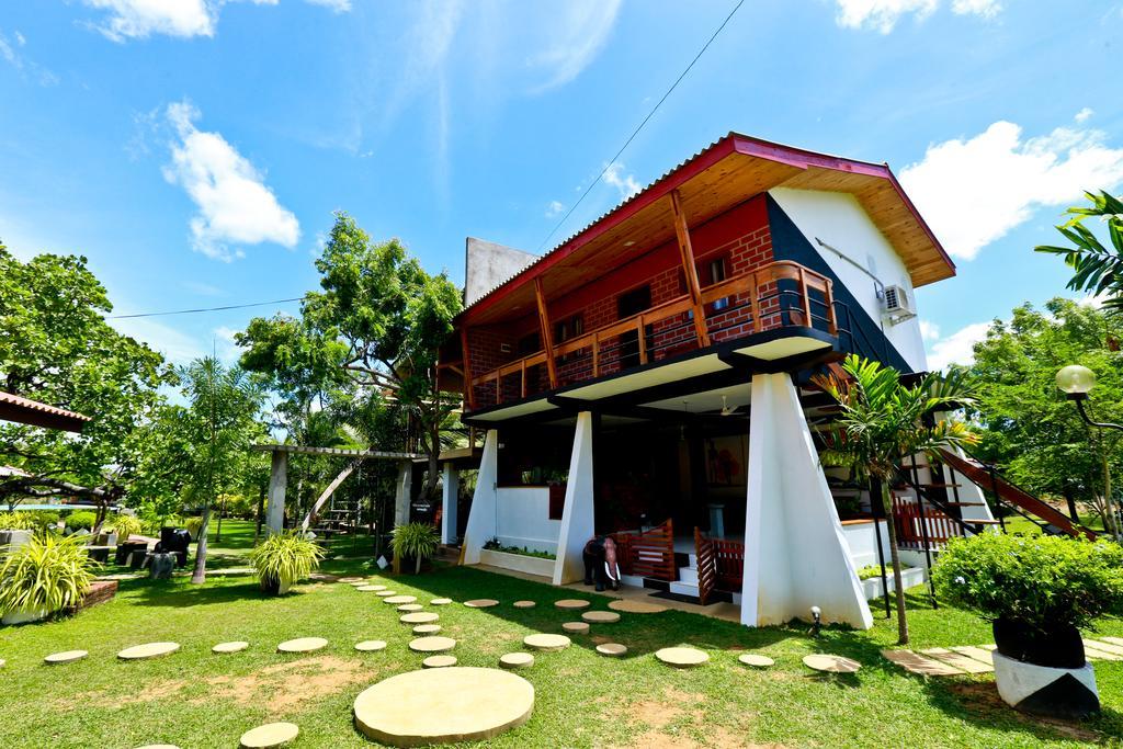 Eco Hotel Black & White - Anuradhapura Михинтейл Екстериор снимка