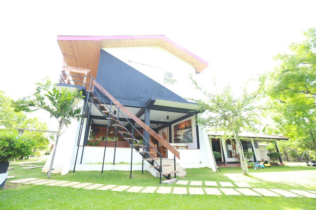 Eco Hotel Black & White - Anuradhapura Михинтейл Екстериор снимка